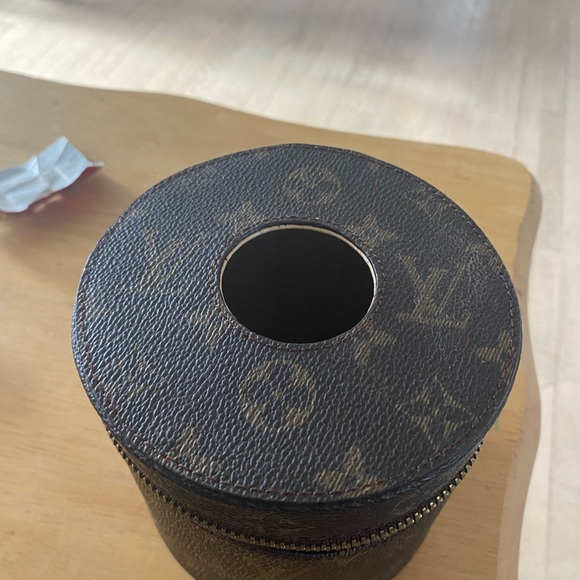 Louis Vuitton rare toilet paper holder. For someone who loves LV. Like new - Picture 3 of 3